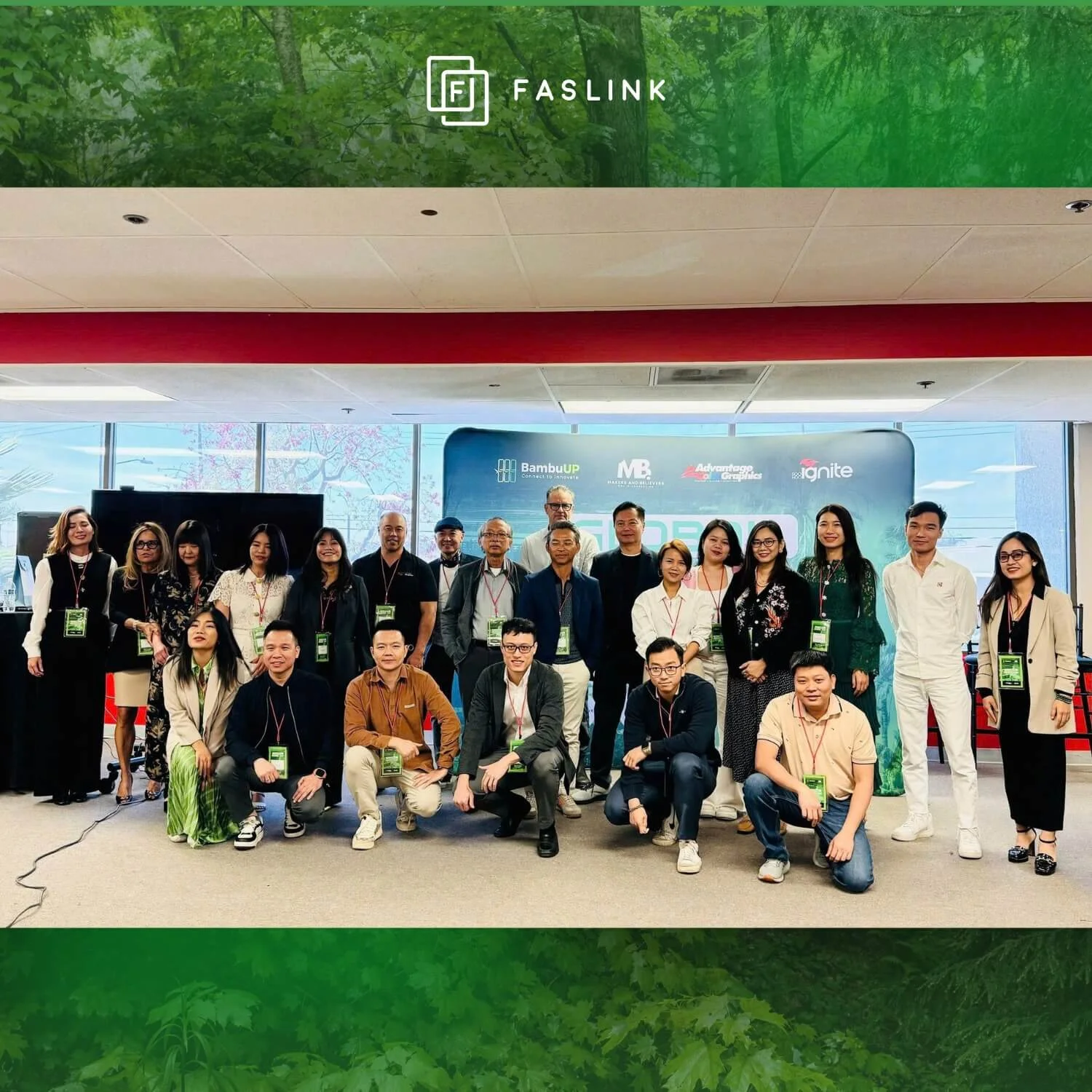 Các doanh nhân chụp ảnh tập thể tại sự kiện Global Unlock in USA 2024 Các doanh nhân chụp ảnh tập thể tại sự kiện Global Unlock in USA 2024